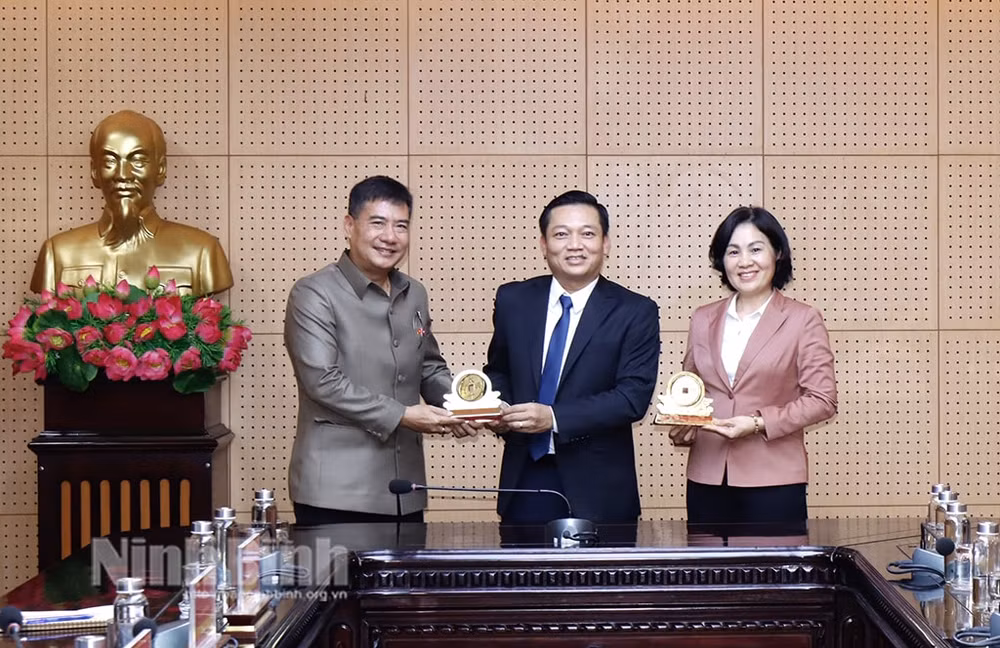 tong lanh su quan viet nam tai pakse luong pha bang lao tham va lam viec tai tinh ninh binh hinh 2