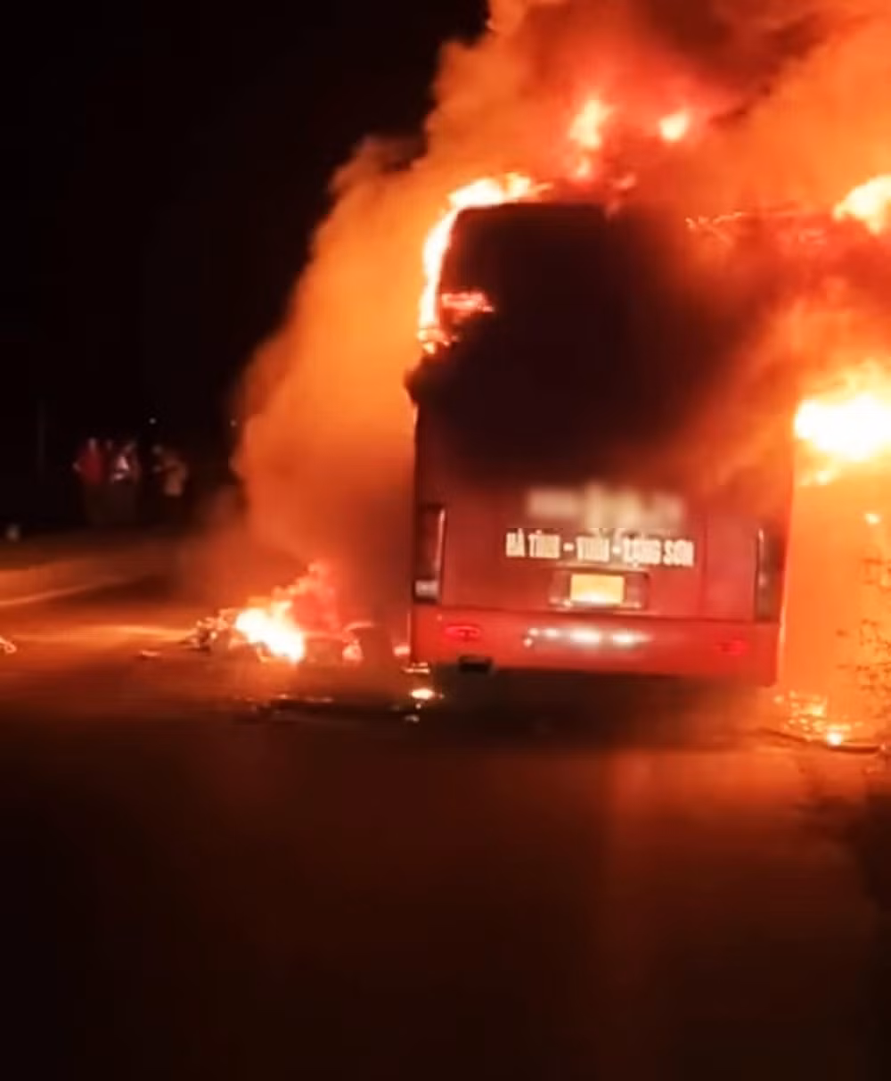 xe khach giuong nam boc chay du doi luc nua dem hinh 1