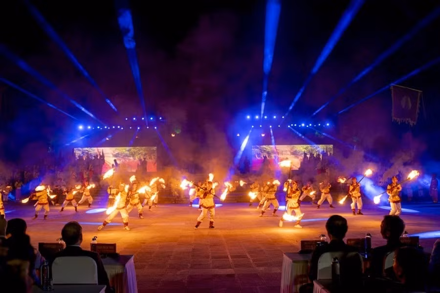 dac sac man tai hien le len ngoi va dai pha quan thanh cua hoang de quang trung hinh 2