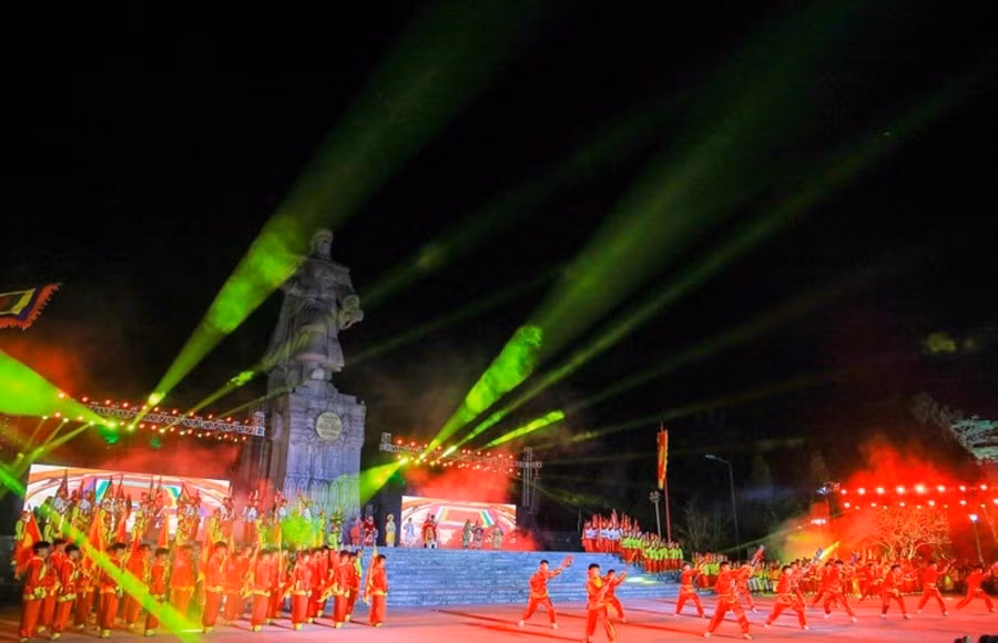 dac sac man tai hien le len ngoi va dai pha quan thanh cua hoang de quang trung hinh 1