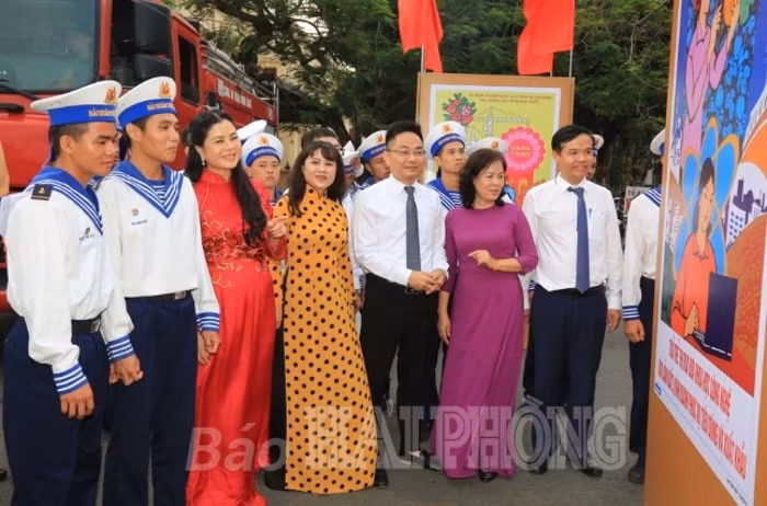 trao giai cuoc thi tranh co dong ve thi dua ai quoc hinh 3