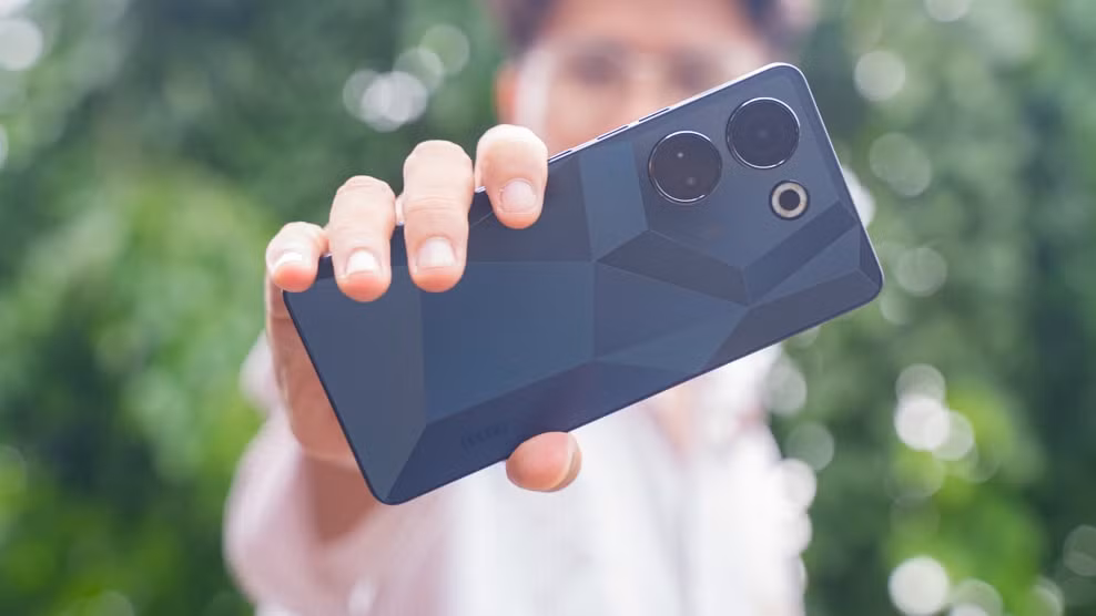 hinh anh chiec smartphone gia re nha tecno hinh 4