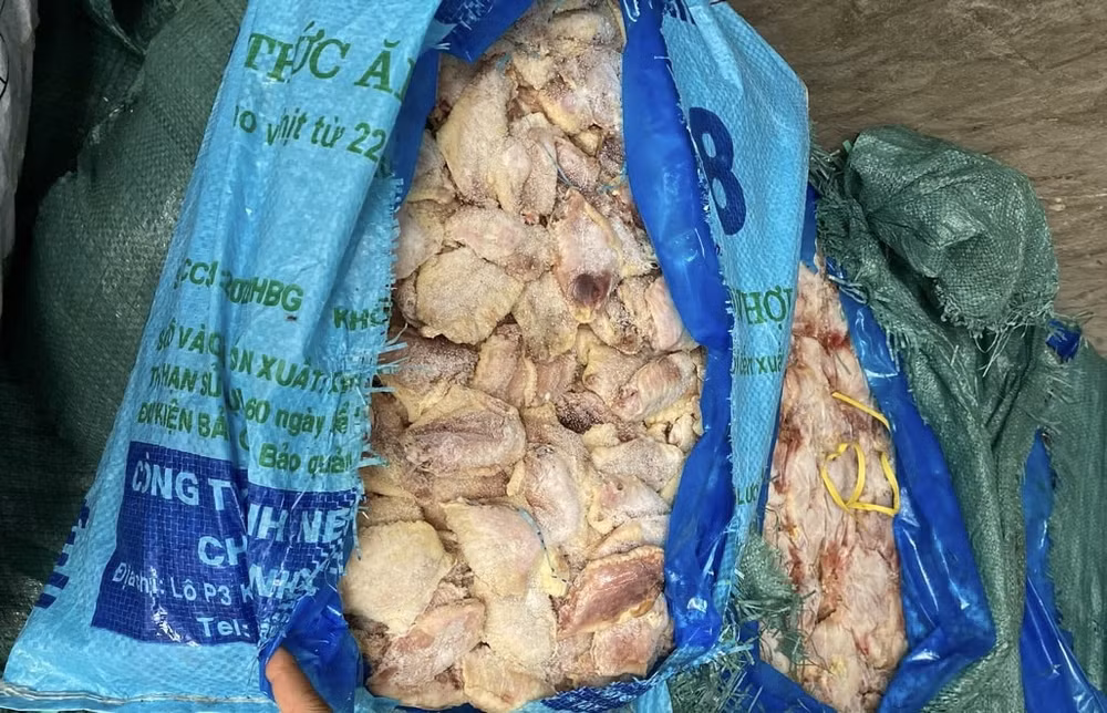 ha noi phat hien 1 tan canh ga ban da bien doi mau sac chuan bi dua ra thi truong hinh 1
