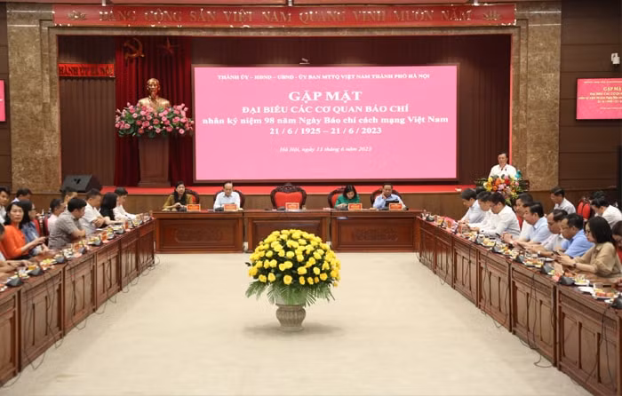 bi thu ha noi yeu cau cac so nganh quan huyen thi xa chu dong cung cap thong tin cho bao chi hinh 1