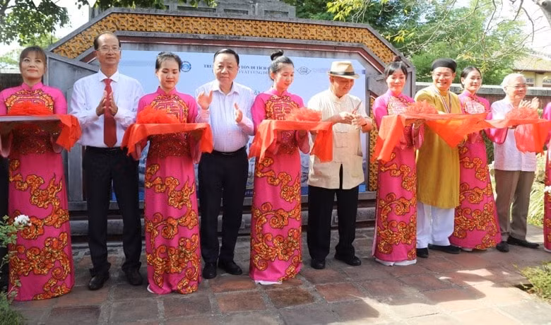 trien lam tho vua thieu tri qua thu phap truyen thua dai loan hinh 1