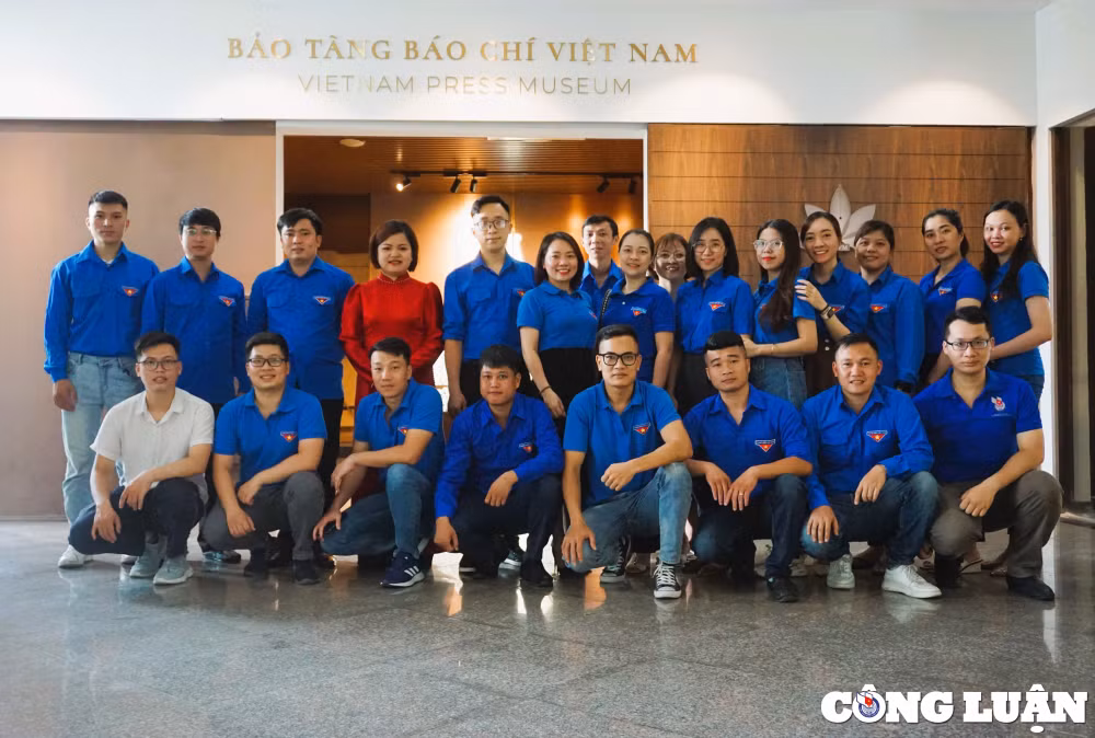 doan thanh nien co quan trung uong hoi nha bao viet nam den tham bao tang bao chi viet nam hinh 8