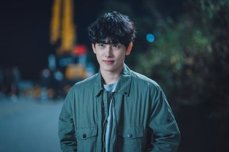 im si wan la nam chinh o squid game 2 hinh 2