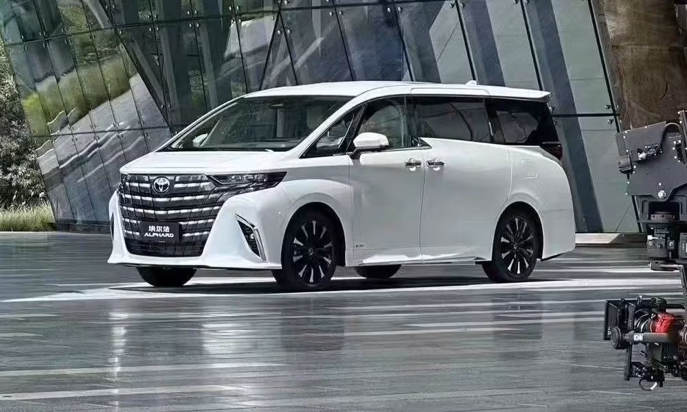 chuyen co mat dat toyota alphard 2024 lo dien truoc ngay ra mat hinh 1