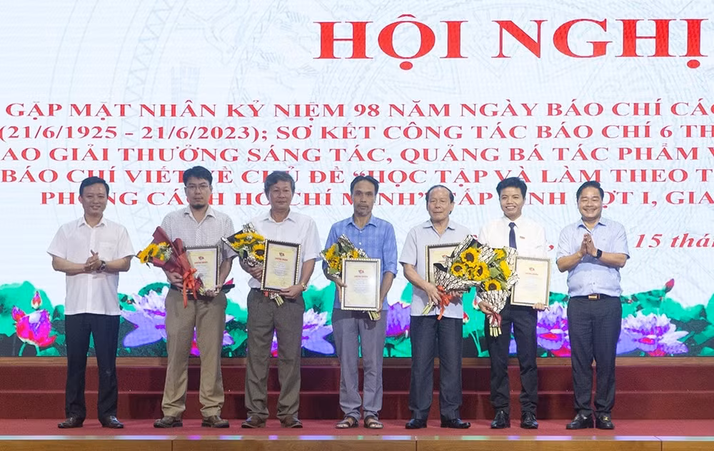 bao chi dong hanh cung tinh ha tinh trong phat trien kinh te xa hoi hinh 4