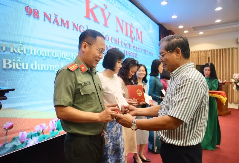 hoi nha bao tp ha noi trao tang ky niem chuong vi su nghiep bao chi viet nam cho hoi vien hinh 2