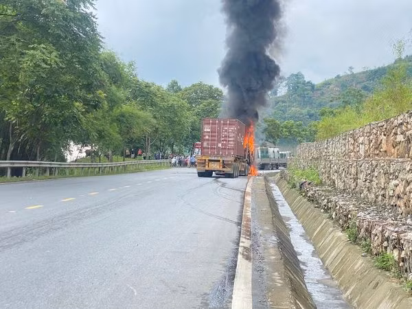lao cai xe container bat ngo boc chay du doi tren duong len sa pa hinh 1