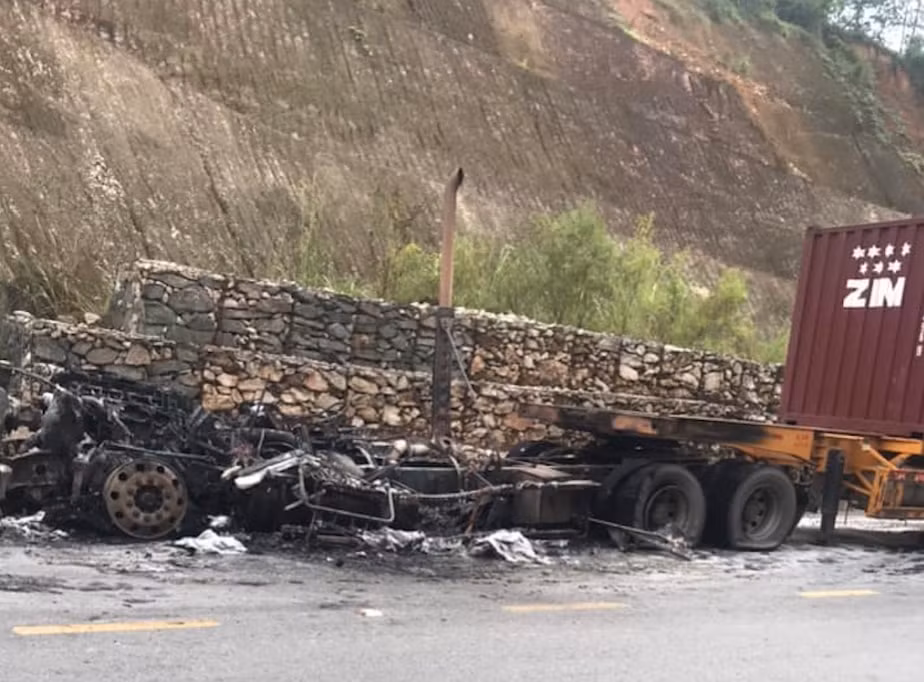 lao cai xe container bat ngo boc chay du doi tren duong len sa pa hinh 2