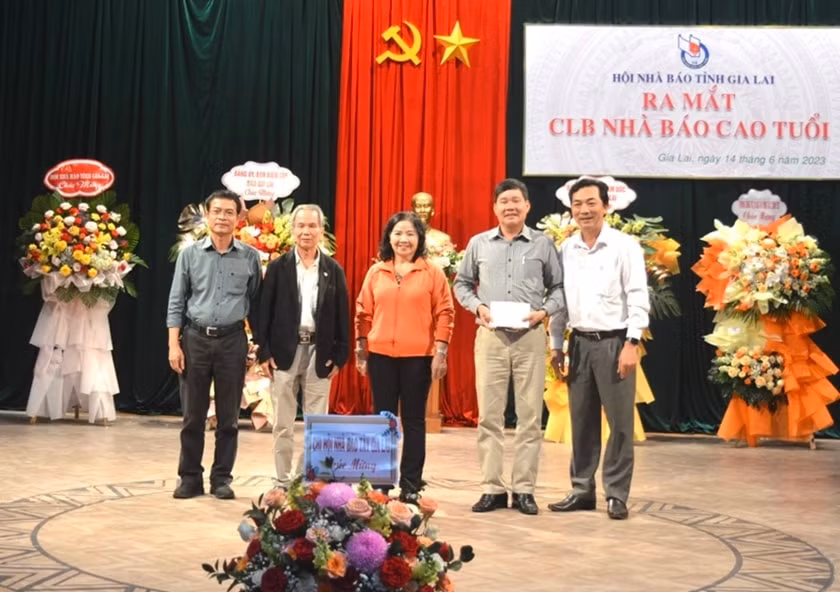 hoi nha bao tinh gia lai ra mat cau lac bo nha bao cao tuoi hinh 1