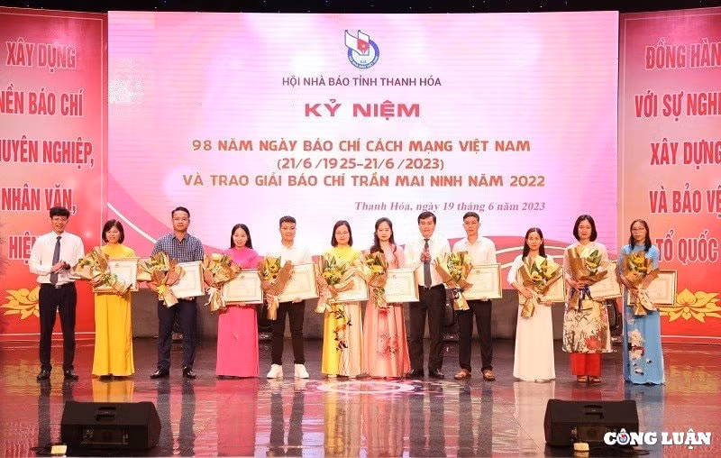 trao bang khen cho 37 tac pham dat giai bao chi tran mai ninh nam 2022 hinh 2