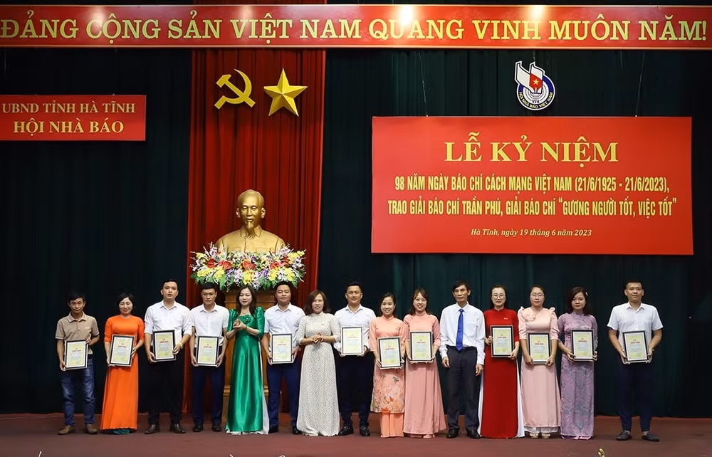 hoi nha bao tinh ha tinh vinh danh 54 tac pham bao chi tran phu nam 2022 hinh 1