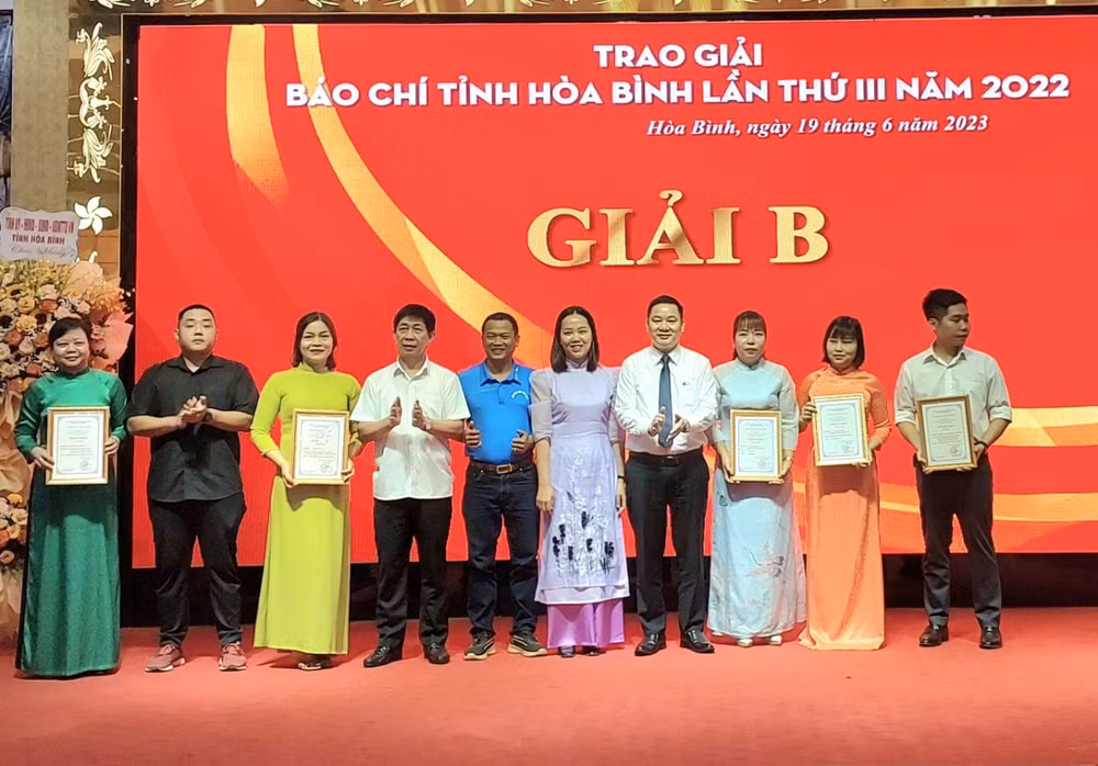 hoa binh khen thuong 24 tac pham doat giai bao chi tinh lan thu iii hinh 4