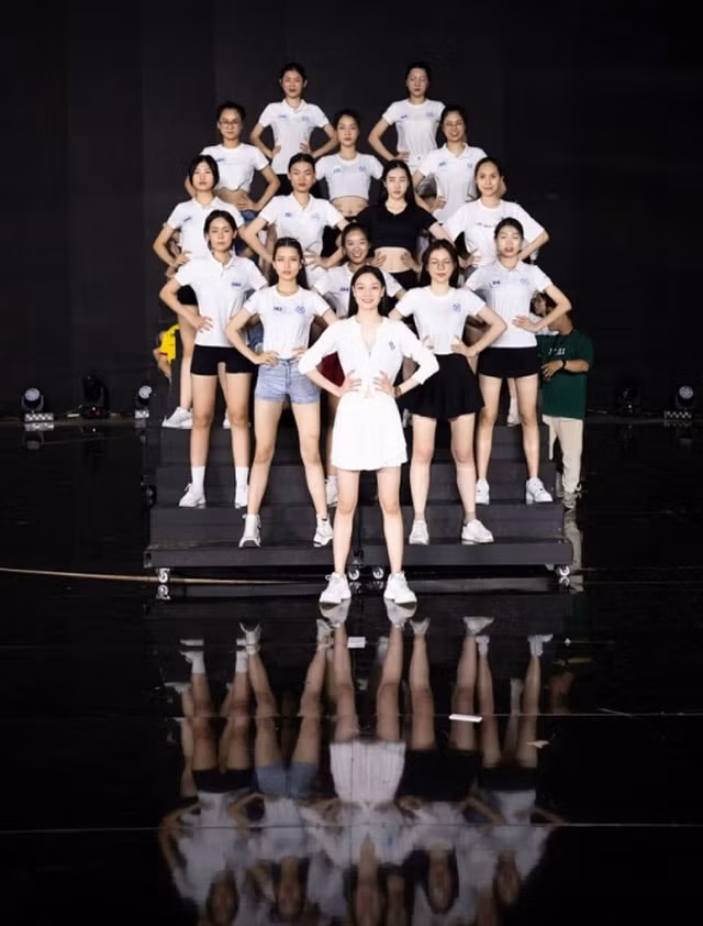 thi sinh miss world vietnam 2023 khoe mat moc truoc dem chung khao hinh 1