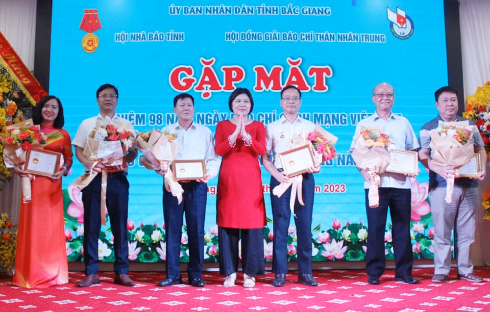 bac giang trao ky niem chuong vi su nghiep bao chi viet nam cho 6 hoi vien nha bao hinh 2