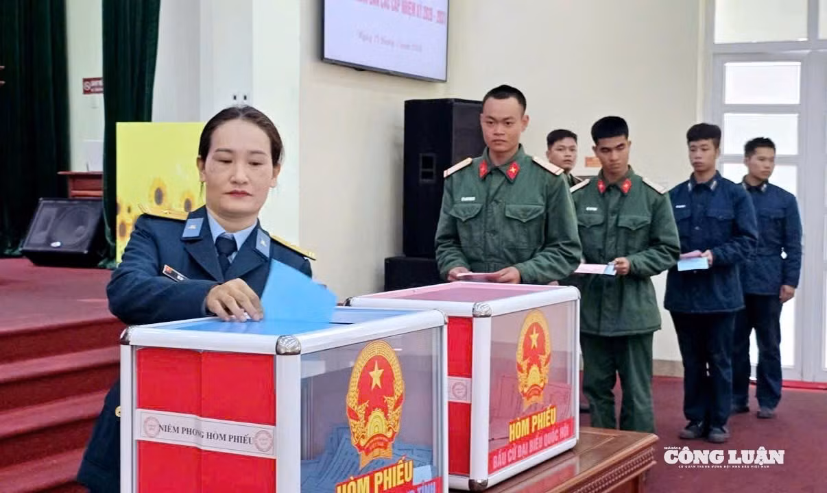 7-cu-tr-quang-ninh-no-nuc-di-bau-cu.jpg