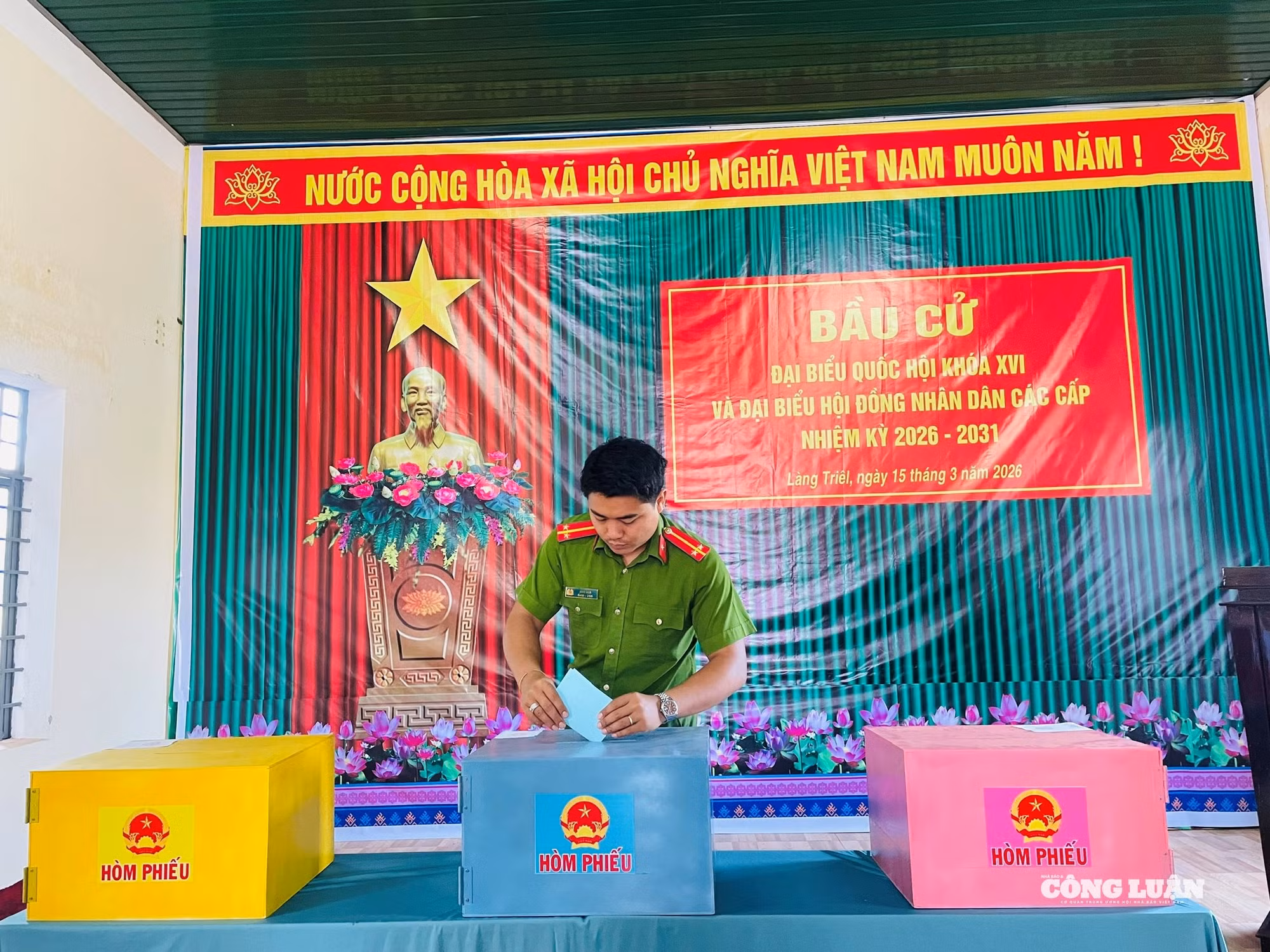 Cán bộ Công an xã Ia Pnôn bỏ phiếu tại ngôi làng đặc bie