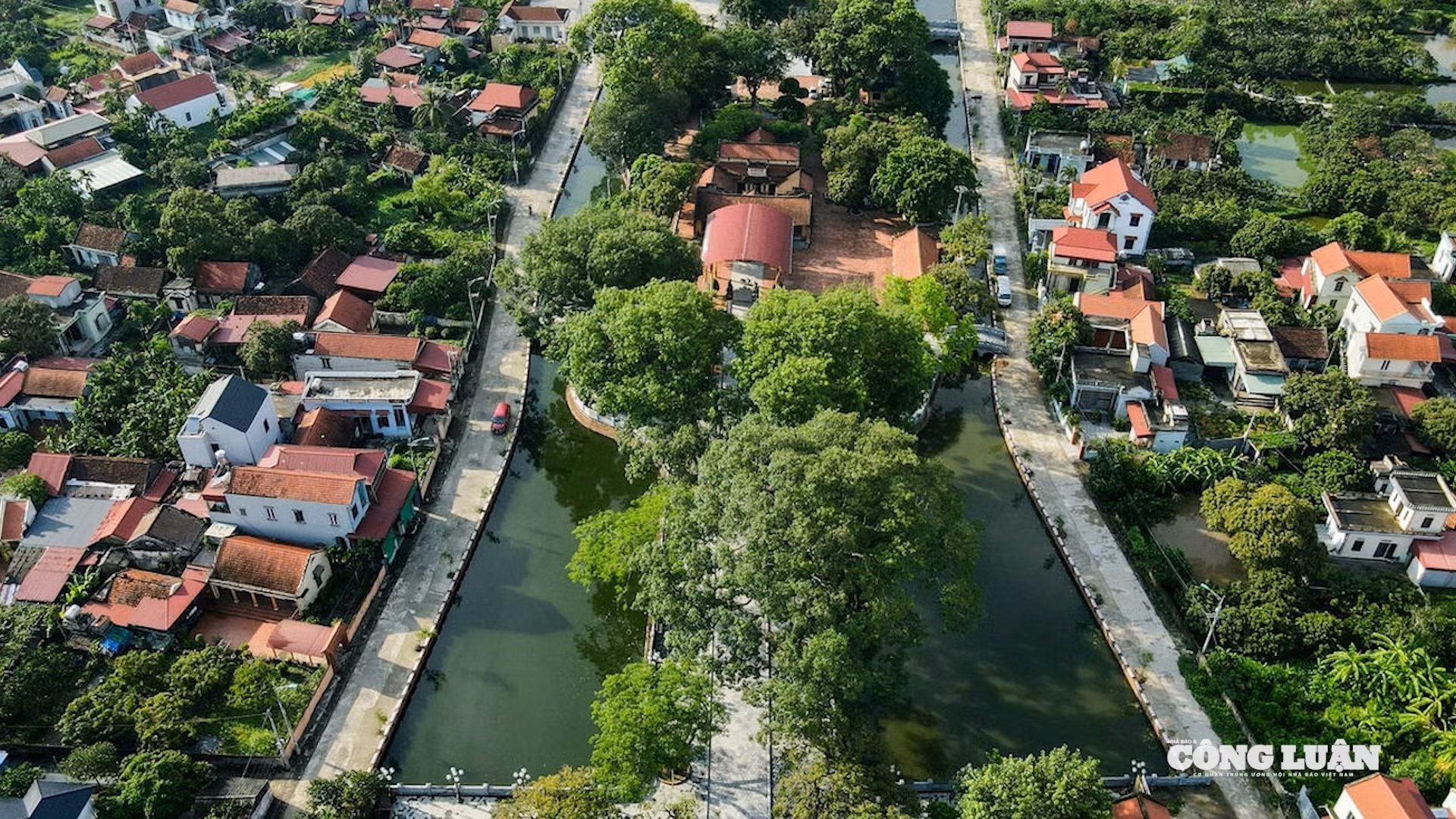 Đền Trần Thương tọa lạc tại xã Trần Thương, tỉnh Ninh Bình. Theo ghi chép, vào năm 1285, khi đi qua vùng đất này trong hành trình chống giặc, Quốc công Tiết chế Trần Hưng Đạo nhận thấy địa thế hiểm yếu, thuận lợi cho quân sự nên cho lập 6 kho lương nhằm đảm bảo hậu cần cho chiến dịch kháng Nguyên – Mông lần thứ hai. Chiến thắng trở về, Trần Hưng Đạo mở kho khao quân, đánh dấu một trong những cột mốc quan trọng trong lịch sử dân tộc.