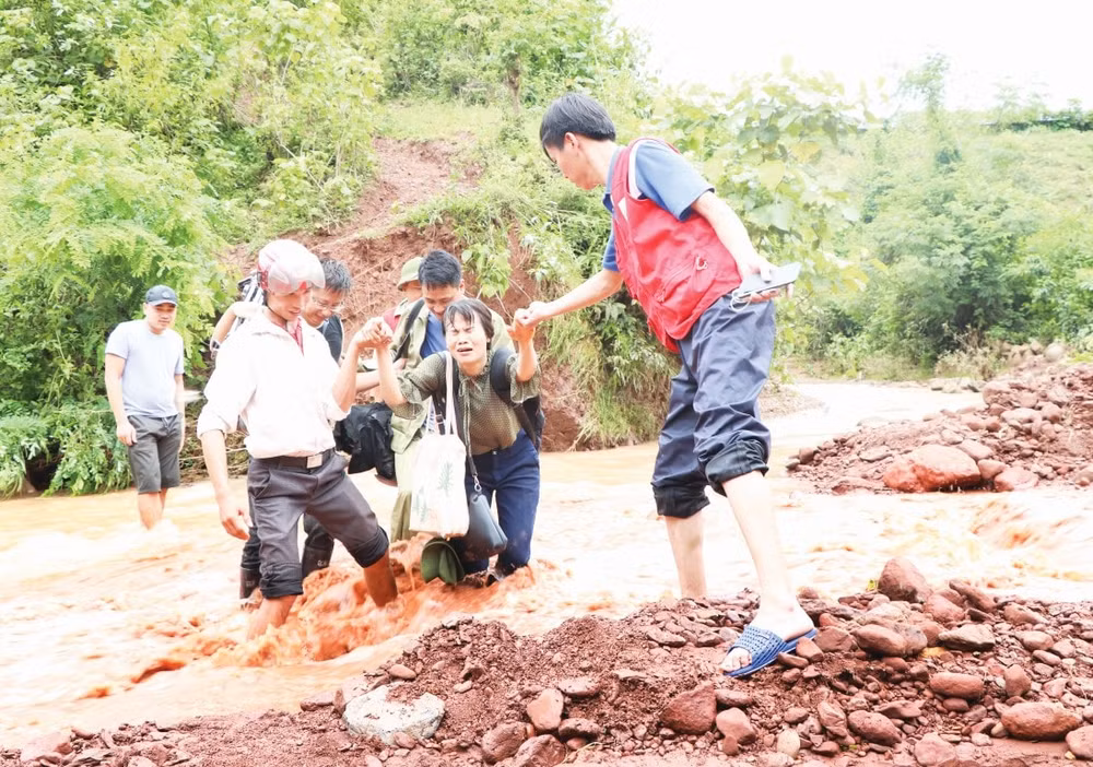 Bức&nbsp;ảnh này một đồng nghiệp TTX tại Lai Châu đã chụp&nbsp;được khi Nguyễn Ngân và các đồng nghiệp trên đường đi tác nghiệp vào bản tại Lai Châu. Đây cũng là bức ảnh đoạt giải&nbsp;Ảnh của Liên hoan Truyền hình toàn quốc&nbsp;lần thứ 38 vừa rồi.