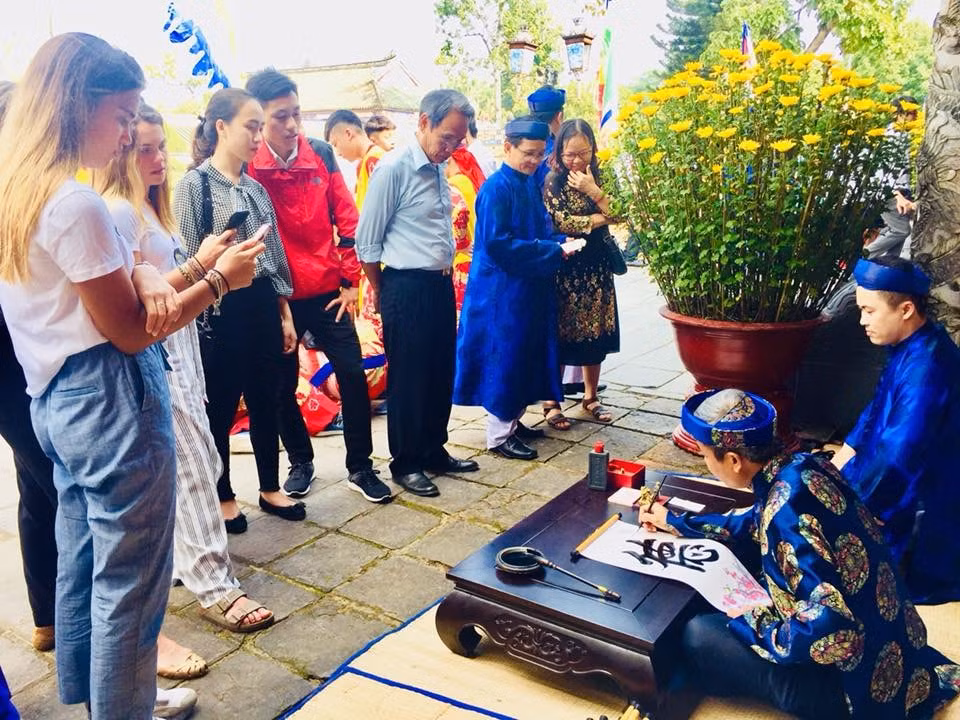 Xem viết thư pháp, xin chữ đầu năm mới.