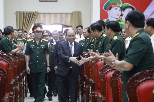 Thủ tướng chúc Tết cán bộ, chiến sĩ lực lượng vũ trang TP. Đà Nẵng. Ảnh: VGP