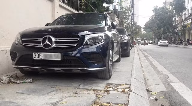 Kết cấu vỉa hè chỉ có thể đủ sức chịu đựng với người đi bộ, trước tình trạng một loạt các phương tiện ô tô trọng tải lớn đỗ, đi trên vỉa hè như vậy thì vỉa hè rơi vào tình trạng nứt, sụt lún là điều không tránh khỏi. Ảnh: TL