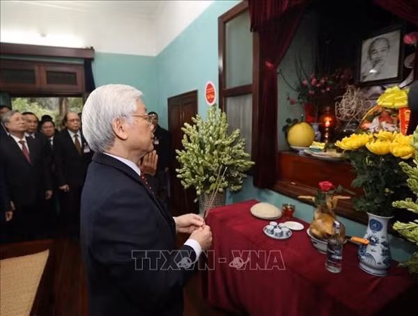 Tổng Bí thư, Chủ tịch nước Nguyễn Phú Trọng thắp hương tưởng niệm Chủ tịch Hồ Chí Minh tại Nhà 67. Ảnh: TTXVN