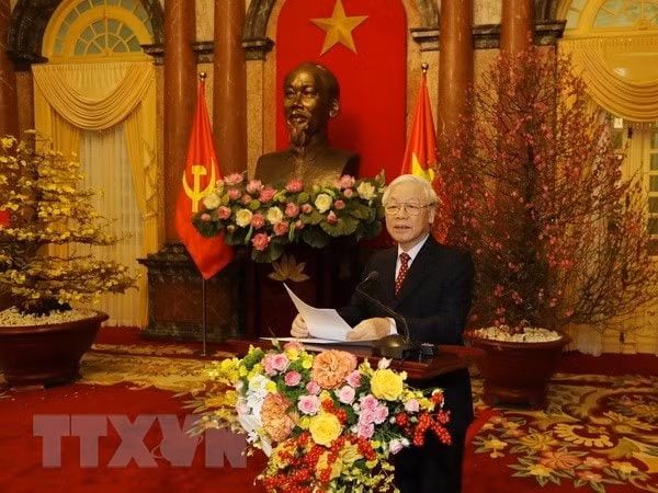 Tổng Bí thư, Chủ tịch nước Nguyễn Phú Trọng chúc Tết các đồng chí lão thành cách mạng, lãnh đạo và nguyên lãnh đạo Đảng, Nhà nước, Mặt trận Tổ quốc Việt Nam, các bộ, ban, ngành và Thành phố Hà Nội. Ảnh: TTXVN