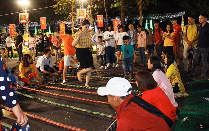 Tái hiện trò chơi dân gian tại Hội hoa Xuân Kỷ Hợi 2019. Ảnh: ND