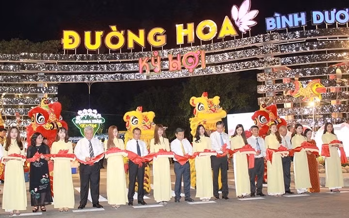 Lãnh đạo tỉnh Bình Dương thực hiện nghi thức khai mạc Đường hoa Xuân và Hội hoa Xuân năm 2019. Ảnh: ND