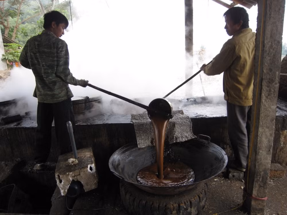 Việc nấu thành phẩm là một quá trình phức tạp yêu cầu người nấu phải có kỹ thuật, kinh nghiệm mới có thể cho ra những mẻ mật thơm ngon