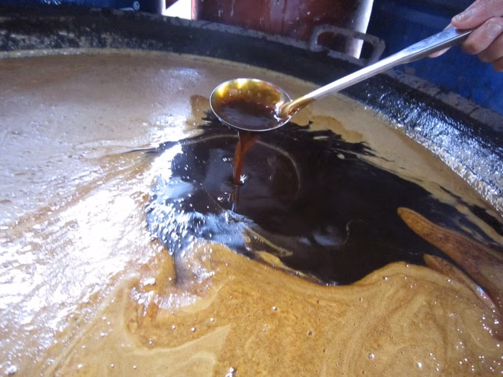 Công đoạn keo mật là công phu, mất thời gian và phức tạp nhất. Người nấu phải đảo liên tục và đều tay.