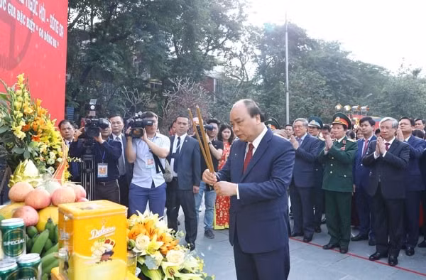 Thủ tướng Nguyễn Xuân Phúc dâng hương tại Lễ kỷ niệm. Ảnh: VGP