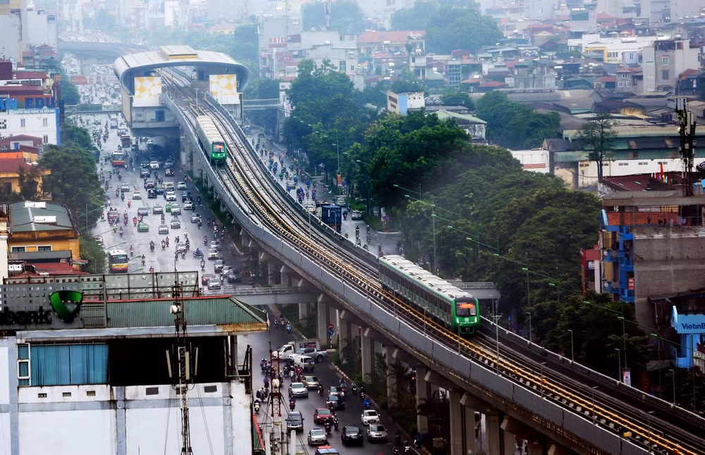Dự án đường sắt Cát Linh - Hà Đông được khởi công năm 2011, có chiều dài 13 km đường sắt đi trên cao, 12 ga trên cao, tổng mức đầu tư sau nhiều lần đội vốn là 886 triệu USD (trên 19.000 tỷ đồng). Ảnh: TL