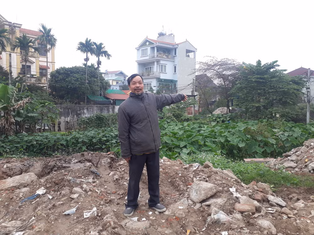 Ông Lê Văn Tráng và thửa ao mà gia đình ông đã trải qua 2 thập kỷ đi đòi lại quyển lợi. Ảnh: P.V