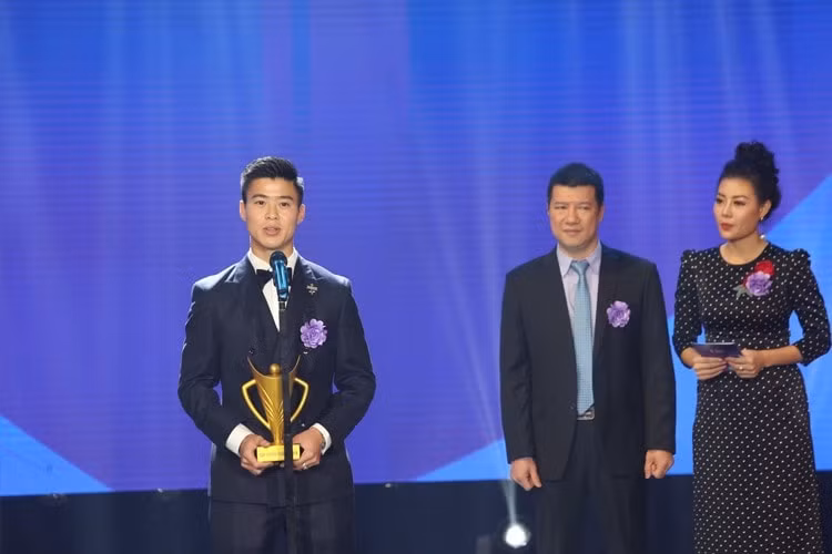 Duy Mạnh nhận giải thưởng hình ảnh của năm tại Cúp chiến thắng 2018. Ảnh: Hải Đăng