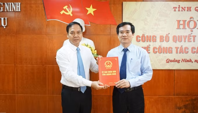 Phó Chủ tịch Thường trực UBND tỉnh Đặng Huy Hậu trao quyết định cho đồng chí Vũ Quyết Tiến. Ảnh - Minh Đức, Báo Quảng Ninh