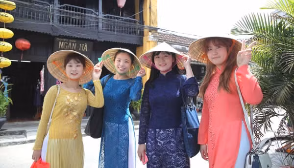 Du khách Hàn Quốc duyên dáng trong tà áo dài tại phố cổ Hội An. Ảnh: Báo Công an TP. HCM