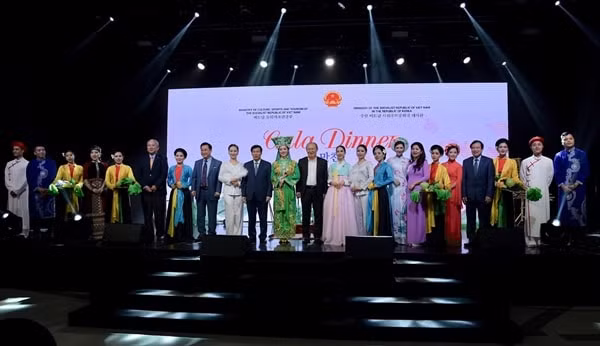 Các đại biểu và nghệ sĩ tham dự chương trình. Ảnh: Báo vanhoa