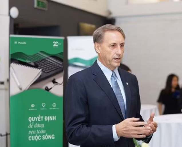 Ông Kim Fleming, Tổng Giám đốc Manulife Việt Nam chia sẻ với báo chí về ứng dụng công nghệ số phục vụ khách hàng. Ảnh:MN