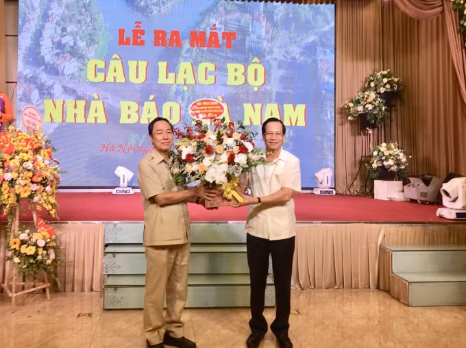 Đồng chí Đào Ngọc Dung, Ủy viên Trung ương Đảng, Bộ trưởng Bộ LĐTBXH tặng hoa cho đồng chí đồng chí Nguyễn Hải Đường, Nguyên Phó Bí thư Thường trực, Nguyên Ủy viên Ban Biên tập Báo Nhân Dân, Chủ tịch CLB Nhà báo Hà Nam. Ảnh: Hoàng Huy
