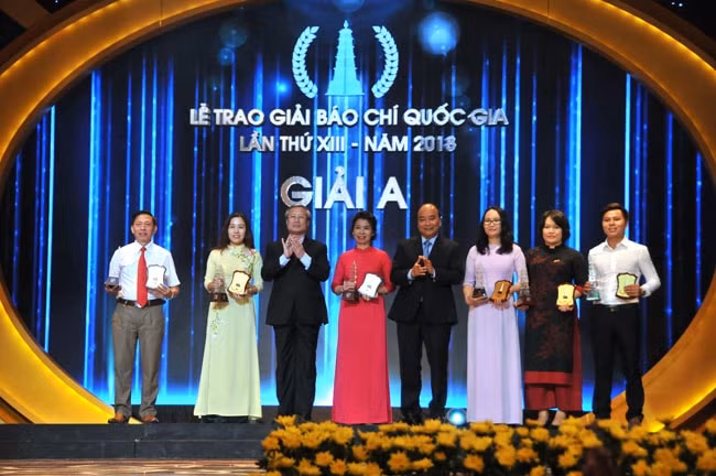 Thủ tướng Chính phủ Nguyễn Xuân Phúc và Thường trực Ban Bí thư Trần Quốc Vượng trao giải A cho các tác giả. Ảnh: SH