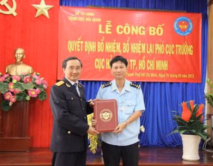 Ông Phạm Quốc Hùng (áo xanh bên phải) sử dụng Giấy công nhận văn bằng thạc sĩ số 012830/CNVB-Ths ngày 16/2/2017 không hợp pháp