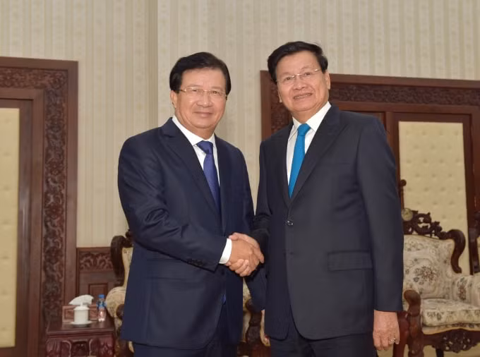 Phó Thủ tướng Trịnh Đình Dũng hội kiến Thủ tướng Lào Thongloun Sisoulith. Ảnh: VGP