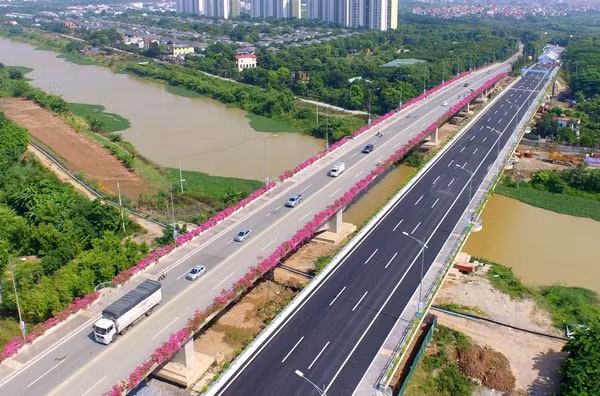 Cầu Bắc Hưng Hải kết nối Hà Nội với Hưng Yên rút ngắn thời gian đi lại. Trong đó, Hà Nội được xác định là trung tâm của cả vùng, kết nối các hành lang, các trục của vùng kinh tế tạo sự liên kết và phân công trong vùng. Ảnh: internet