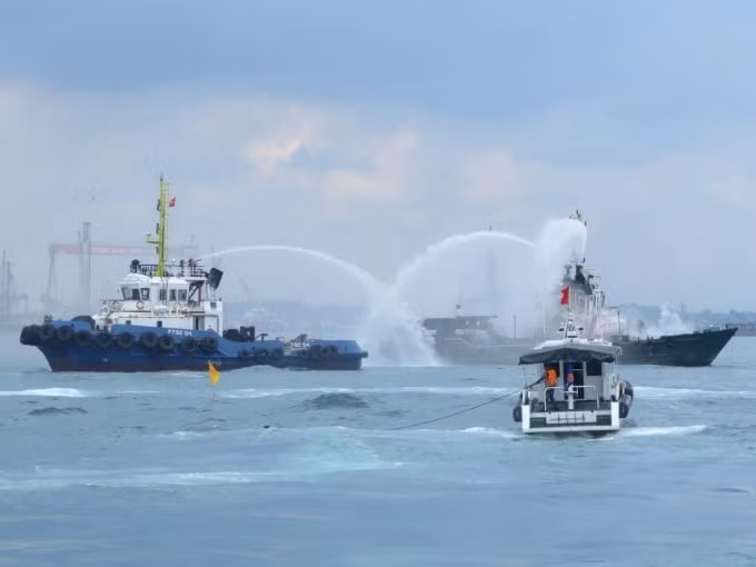 Diễn tập phối hợp tìm kiếm, cứu nạn hàng hải trong vùng nước cảng biển Quảng Ngãi năm 2018.