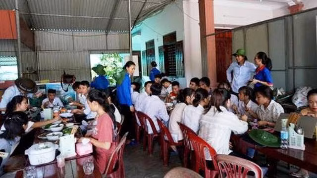 Các đội hình tình nguyện tập trung hướng dẫn, hỗ trợ thí sinh và người nhà thí sinh về chỗ ăn, nghỉ miễn phí.